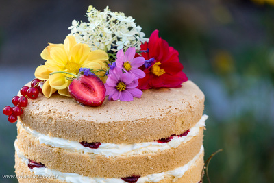 Hochzeitstorte | Naked Cake mit Beeren und Sommerblumen